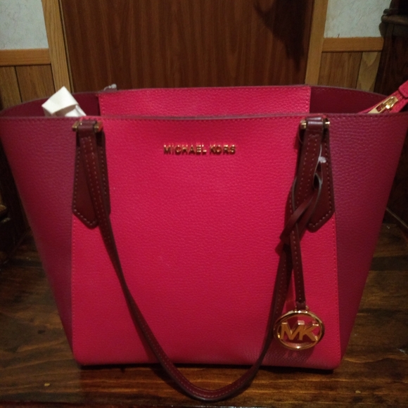 Michael Kors - Picture 2 of 3